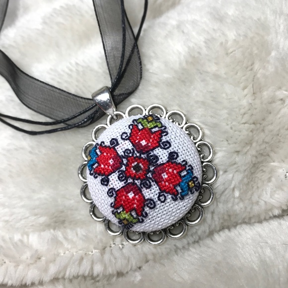 Embroidered pendant - Picture 1 of 2